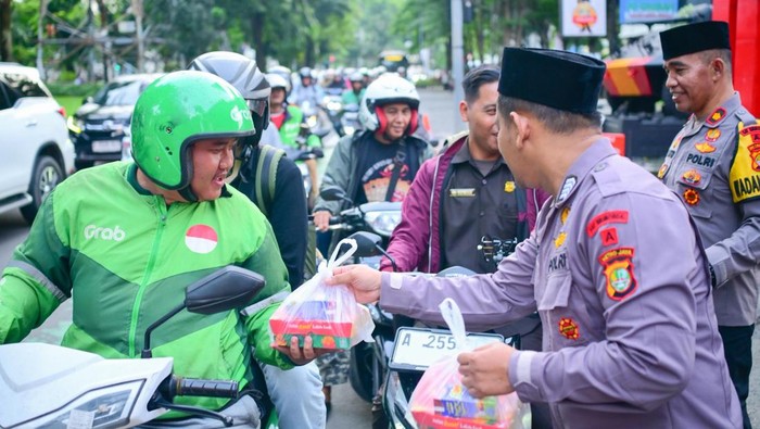 Brimob Polda Metro Jaya Bagikan Takjil untuk Warga hingga Ojek Online, Pesta Solidaritas di tengah Ramadhan
