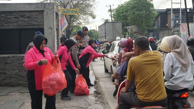 Brimob Polda Metro Jaya menggelar tadarusan hingga berbaji takjil di Bekasi, Rabu (25/2/2026).