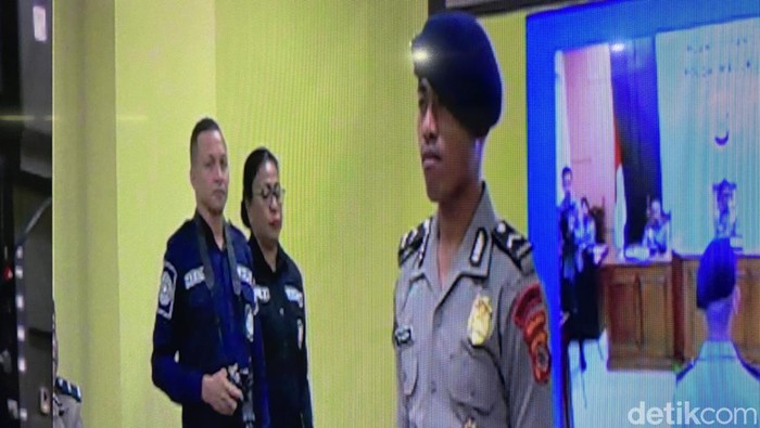 Bripda Mesias Siahaya saat mengikuti sidang PTDH.