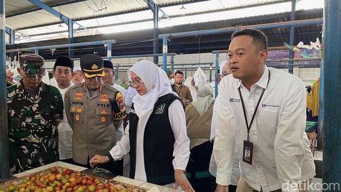 Bupati Banyuwangi Ipuk Fiestiandani bersama Kepala Kantor perwakilan BI Jember Iqbal Reza Nugraha dan Forkopimda Banyuwangi memantau harga berbagai komoditi pokok di Pasar Blambangan