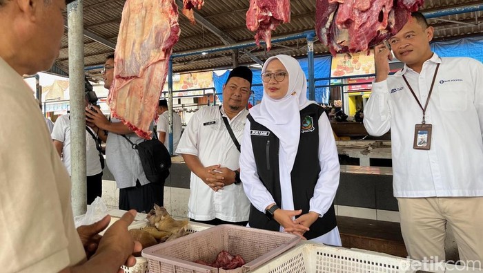 Bupati Banyuwangi Ipuk Fiestiandani bersama sejumlah Forkopimda tengah memantau harga kebutuhan pokok di pasar tradisional.