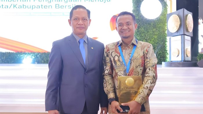 Bupati Bone Andi Asman Sulaiman saat menerima trofi penghargaan daerah pengelolaan sampah menuju kota bersih. Dokumen Istimewa