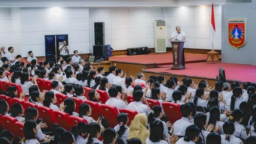 Bupati Karangasem I Gusti Putu Parwata saat memberikan pengarahan terhadap ribuan PPPK di Ballroom MPP Karangasem, Rabu (25/2/2026) (foto: Dok. Prokopim Karangasem)