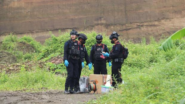 Polres Kendal bersama Tim Jibom Satbrimob Polda Jateng saat memusnahkan ratusan ons barang bukti bahan baku pembuat petasan di Desa Protomulyo, Kecamatan Kaliwungu Selatan.