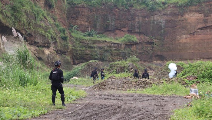 Polres Kendal bersama Tim Jibom Satbrimob Polda Jateng memusnahkan ratusan ons barang bukti bahan baku pembuat petasan di Kecamatan Kaliwungu Selatan.