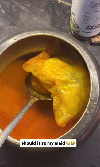 Drama Dapur, ART Masak Ayam dengan Plastik Masih Nempel!