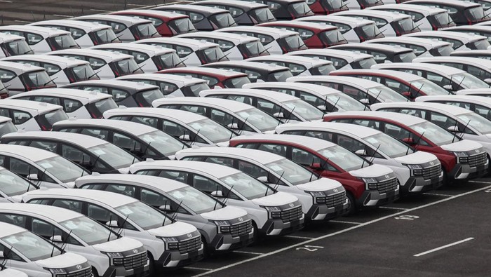 Sejumlah unit mobil terparkir di salah satu pabrik otomotif di Bojongmangu, Cikarang, Kabupaten Bekasi, Jawa Barat, Selasa (24/2/2026). Gabungan Industri Kendaraan Bermotor Indonesia (Gaikindo) menyebutkan ekspor mobil utuh atau completely built up (CBU) sepanjang tahun 2025 mencapai 518.212 unit, naik 9,7 persen dibandingkan periode yang sama tahun sebelumnya mencapai 472.194 unit. ANTARA FOTO/Darryl Ramadhan/nz