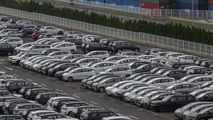 Sejumlah unit mobil terparkir di salah satu pabrik otomotif di Bojongmangu, Cikarang, Kabupaten Bekasi, Jawa Barat, Selasa (24/2/2026). Gabungan Industri Kendaraan Bermotor Indonesia (Gaikindo) menyebutkan ekspor mobil utuh atau completely built up (