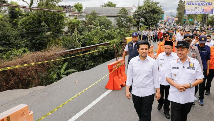 Emil Dardak saat tinjau Jembatan Sentong Bondowoso