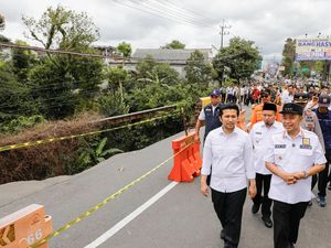 Emil Dardak Tinjau Langsung Jembatan Sentong, Minta Pembangunan Dipercepat