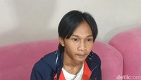 Dengar-dengar murotal. Banyak sih dengarnya (versi murotal), tutur Fajar. Foto: Muhammad Aditya Dzaky Reinaldi/detikcom