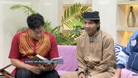 Seperti saat menjadi bintang tamu FYP Trans7, Rabu (25/2/2026), Fajar membaca surat Ar-Rahman dengan baik tanpa melihat Al-Quran. Irfan Hakim menyimak bacaan Fajar sambil melihat Al-Quran. Foto: Capture FYP Trans7