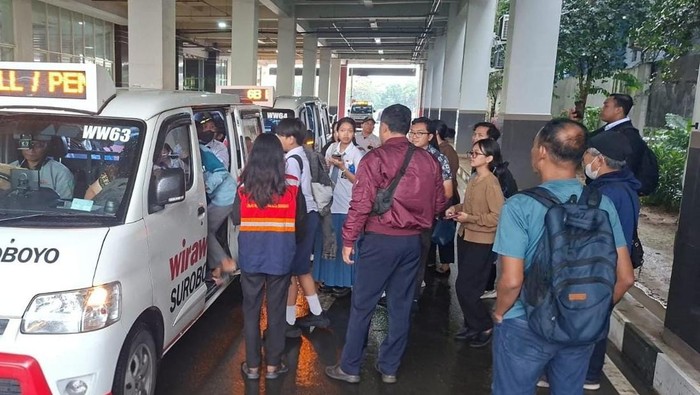 Feeder FD06 rute Terminal Intermoda Joyoboyo (TIJ) – Karang Pilang yang selalu dipenuhi penumpang