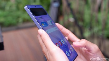 Salah satu keunggulan Galaxy S26 Ultra adalah Privacy Display cocok untuk para commuter. Foto: Adi FR/detikINET