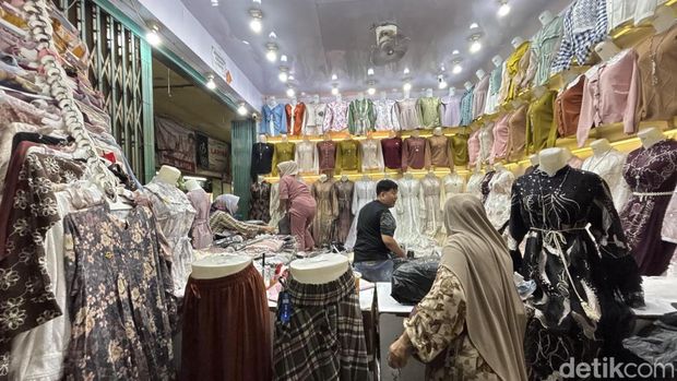 Gamis 'bini orang' yang ramai diburu jelang Lebaran di Surabaya