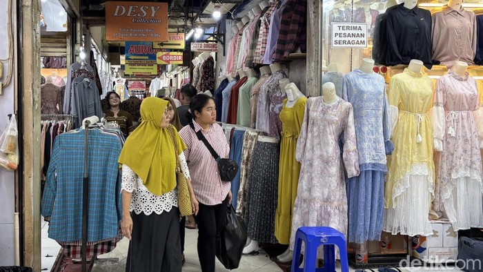 Gamis bini orang yang ramai diburu jelang Lebaran di Surabaya