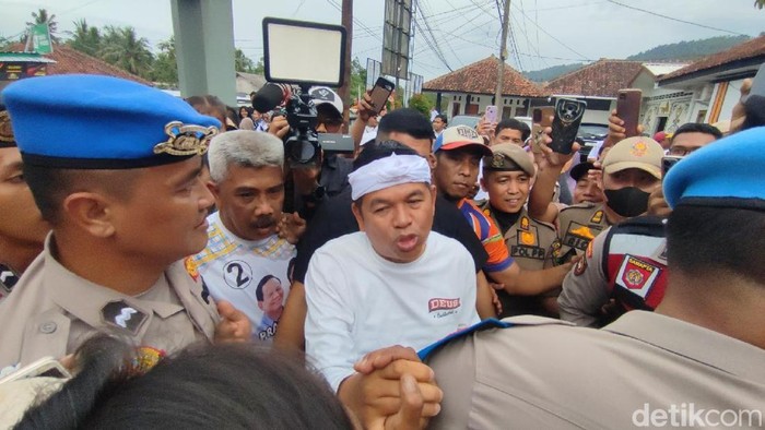 Gubernur Jabar Dedi Mulyadi menyambangi korban bencana banjir di Desa Sukahurip Pamarican Ciamis, Rabu (25/2/2026).