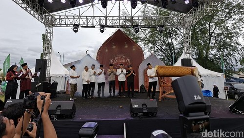 Gubernur Nusa Tenggara Barat (NTB) Lalu Muhamad Iqbal membuka Gelegar Lentera Ramadan 2026 di Taman Alun-Alun Tioq Tata Tunaq, Lombok Utara, Rabu (25/2/2026). (Ahmad Viqi)