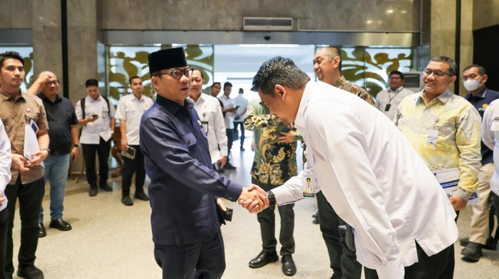 Gubernur Sumut Bobby Nasution (kanan) saat menyalami Menteri Desa dan Pembangunan Daerah Tertinggal, Yandri Susanto (Foto: Diskominfo Sumut)