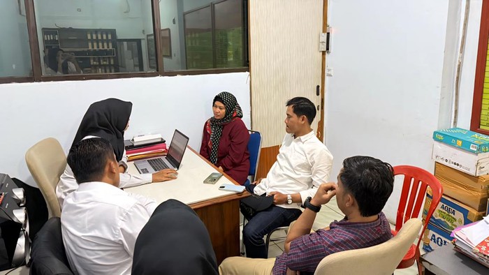 Ibu tiri (baju merah) penganiaya bocah Sukabumi hingga tewas.