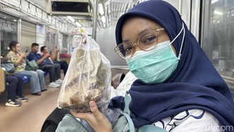 Cerita Anker Kali Pertama Buka Puasa Ramadan di KRL