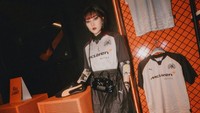 Isyana Sarasvati punya catatan pendidikan yang oke sebagai artis. Ia lulusan sarjana di Nanyang Academy Of Fine Arts, Singapura dengan gelar Bachelor of Music. Lalu melanjutkan S2 di Royal College Of Music, Inggris. (Foto: dok Instagram isyanasarasvati)