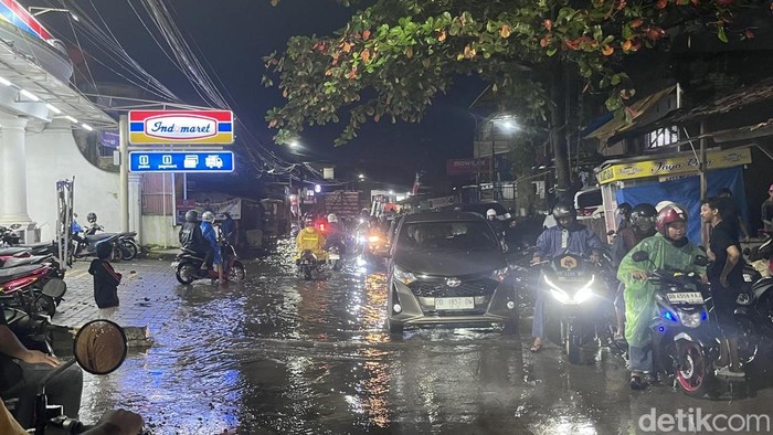 Jalan Nipa-nipa, Kota Makassar ke arah Moncongloe, Kabupaten Maros, Sulawesi Selatan (Sulsel), mulai terendam banjir malam ini.