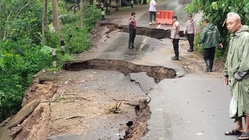 Jalan penghubung Desa Taman Baru dengan Desa Buwun Mas, Kecamatan Sekotong, Lombok Barat, putus diterjang longsor, Rabu (25/2/2026). (Istimewa)