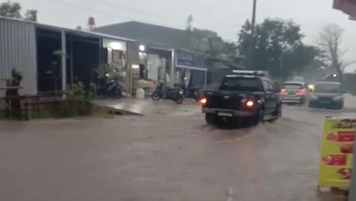 Jalan Poros Moncongloe, Kabupaten Maros, menuju Bumi Tamalanrea Permai (BTP) Kota Makassar, terputus imbas banjir.