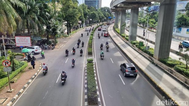 Jalan Rasuna Said Jaksel bersih dari tiang monorel. (Taufiq/detikcom)