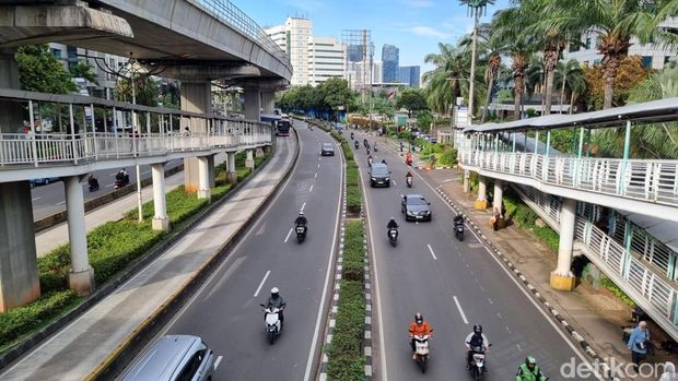 Jalan Rasuna Said Jaksel bersih dari tiang monorel. (Taufiq/detikcom)