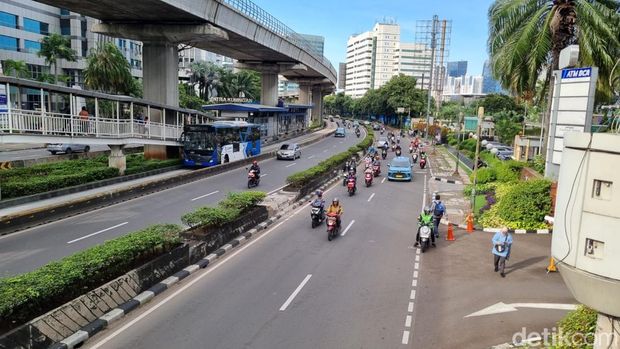 Jalan Rasuna Said Jaksel bersih dari tiang monorel. (Taufiq/detikcom)