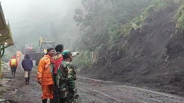 Jalur wisata Bromo yang terkena longsor