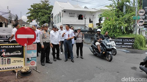 Kadishub Badung dan polisi memantau ujicoba rekayasa lalin di Jalan Raya Taman-Basangkasa, Kerobokan Kelod, Rabu (25/2/2026). (Agus Eka/detikBali)