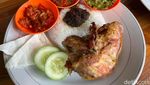 Sedapnya! Bebek Goreng Sambal Kacang hingga Iga Sambal Ijo di Rumah Nenek