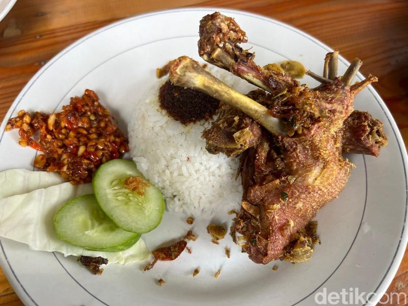 Bebek goreng sambal kacang di Kanaka juga tidak kalah sedap.