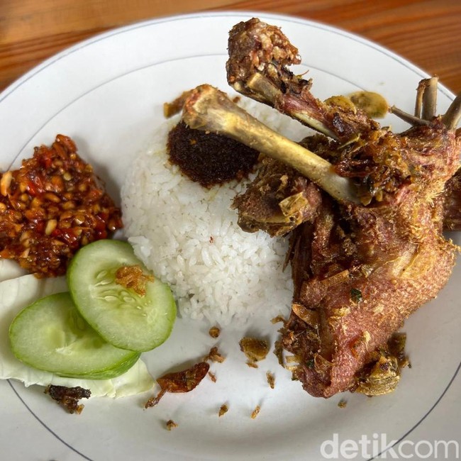 Sedapnya! Bebek Goreng Sambal Kacang hingga Iga Sambal Ijo di Rumah Nenek