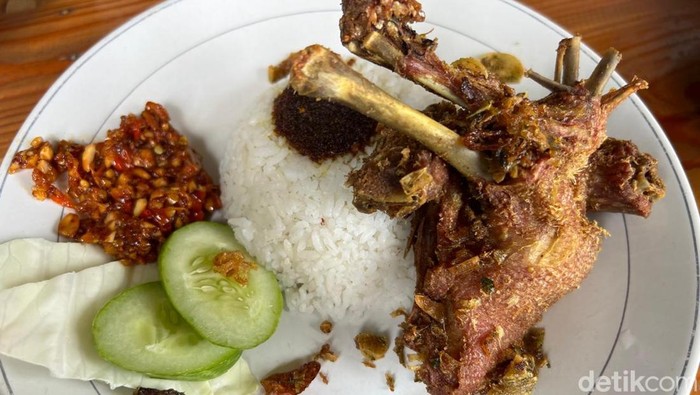 Bebek goreng sambal kacang di Kanaka juga tidak kalah sedap.