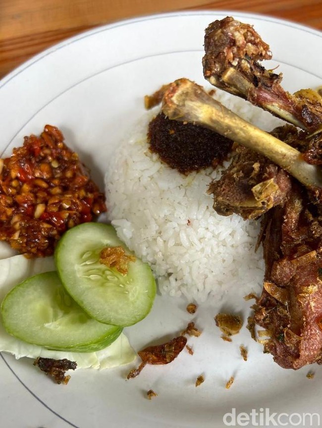 Sedapnya! Bebek Goreng Sambal Kacang hingga Iga Sambal Ijo di Rumah Nenek
