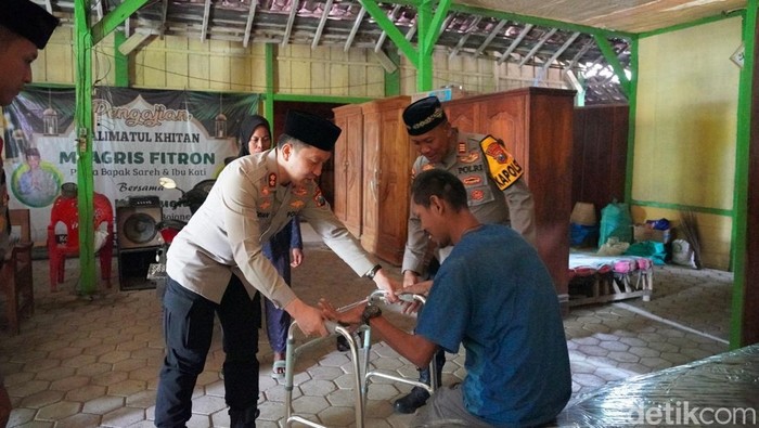 Kapolres Bojonegoro blusukan ke rumah warga tak mampu