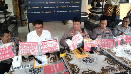 Kapolres Tabanan, AKBP I Putu Bayu Pati (tengah) memperlihatkan barang bukti narkoba yang diungkapkan selama Januari-Februari 2026, Rabu (25/2/2026). (Krisna Pradipta)