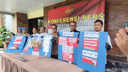 Kapolresta Denpasar Kombes Leonardo David Simatupang berserta jajaran saat rilis kasus di Mapolresta Denpasar, Rabu (25/2/2026).