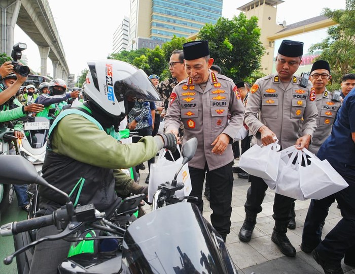 Kapolri Berbagi Takjil di Depan Mabes Polri: Sigit Tampilkan Solidaritas dalam Momentum Lebaran