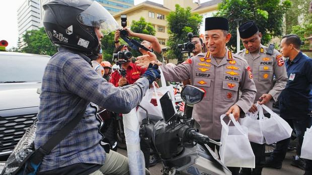 Kapolri berbagi takjil (dok. Istimewa)