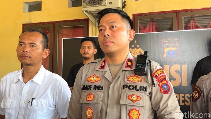 Kapolsek Medan Barat Kompol Wira Suhendra saat konferensi pers. (Foto: Finta Rahyuni/detikSumut)