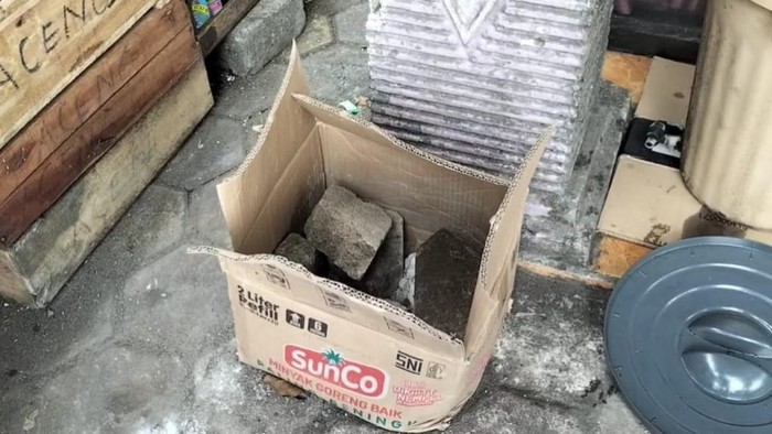 Kardus yang berisi batako