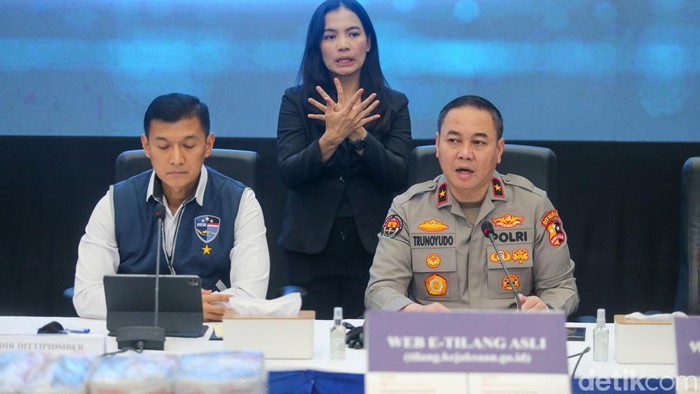 Dirtipidsiber Bareskrim Polri, Brigjen Himawan Bayu Aji mengungkap kasus penipuan online dengan modus SMS blast pembayaran e-tilang palsu dalam konferensi pers di gedung Bareskrim Polri, Jakarta, Rabu (25/2/2026).