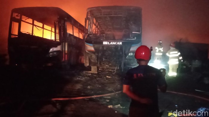 Penampakan dua bus yang hangus terbakar di gudang besi rosok di Bolopleret, Kecamatan Juwiring, Klaten, Rabu (25/2/2026) malam.