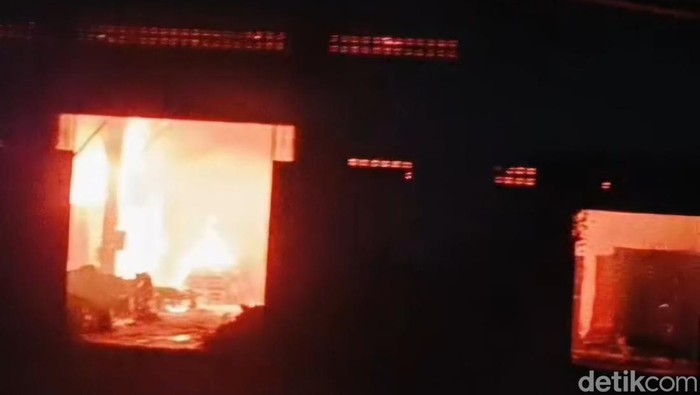 Kebakaran pabrik briket di Desa Marikangen Cirebon