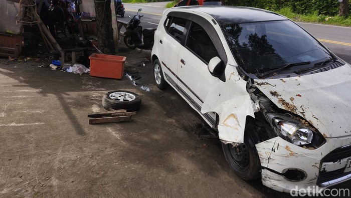 Mobil Daihatsu Ayla hilang kendali menabrak warung hik Mbok Rembeng yang ada di Jalan Adi Sucipto, Desa Blulukan, Kecamatan Colomadu, Karanganyar. 